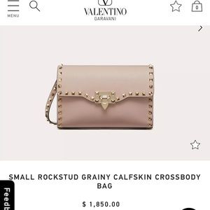 SMALL ROCKSTUD GRAINY CALFSKIN CROSSBODY BAG IN THE COLOR POUDRE